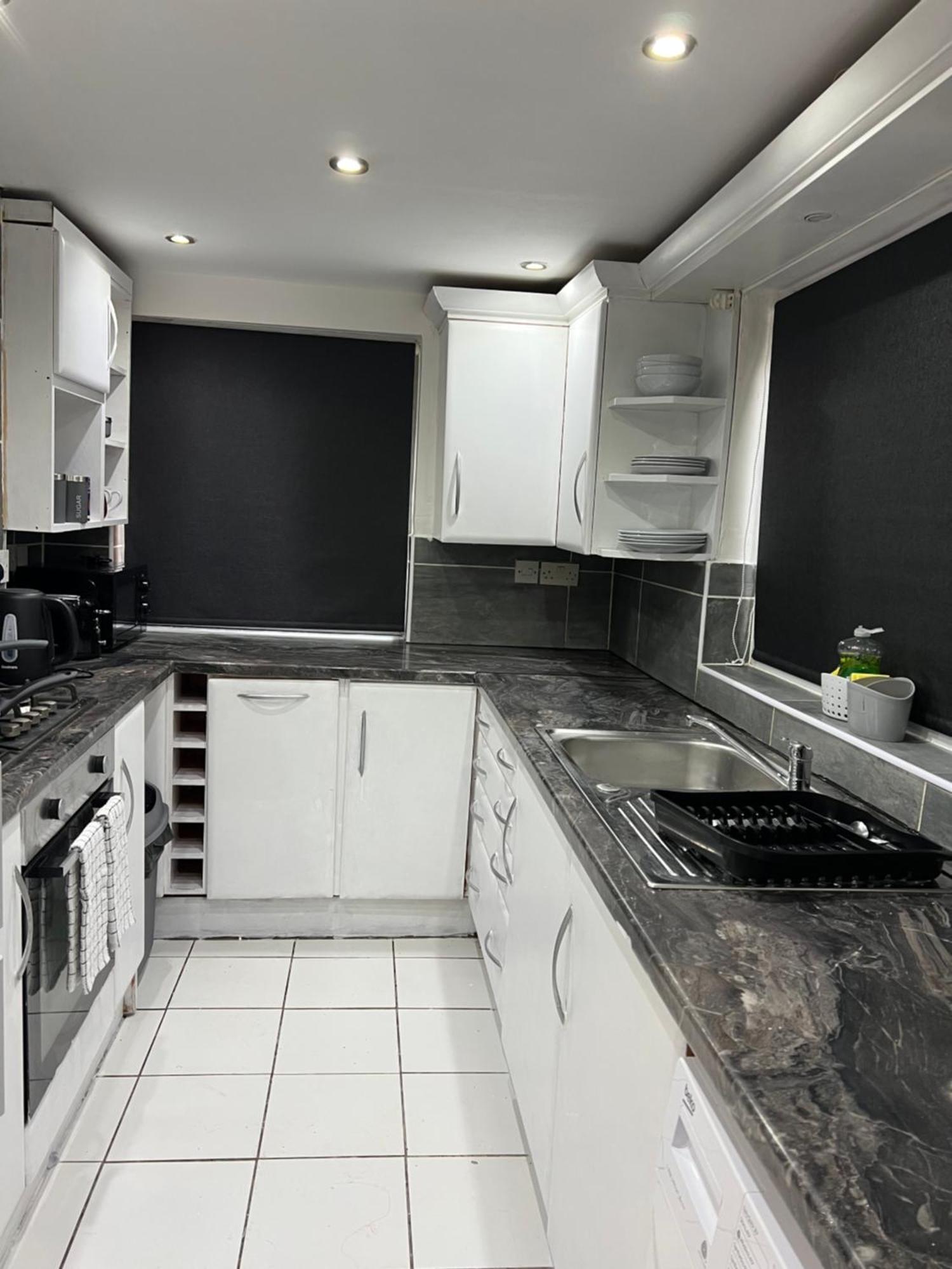 Lausory King Bed Living Your Luxe Home Away Нотингам Екстериор снимка
