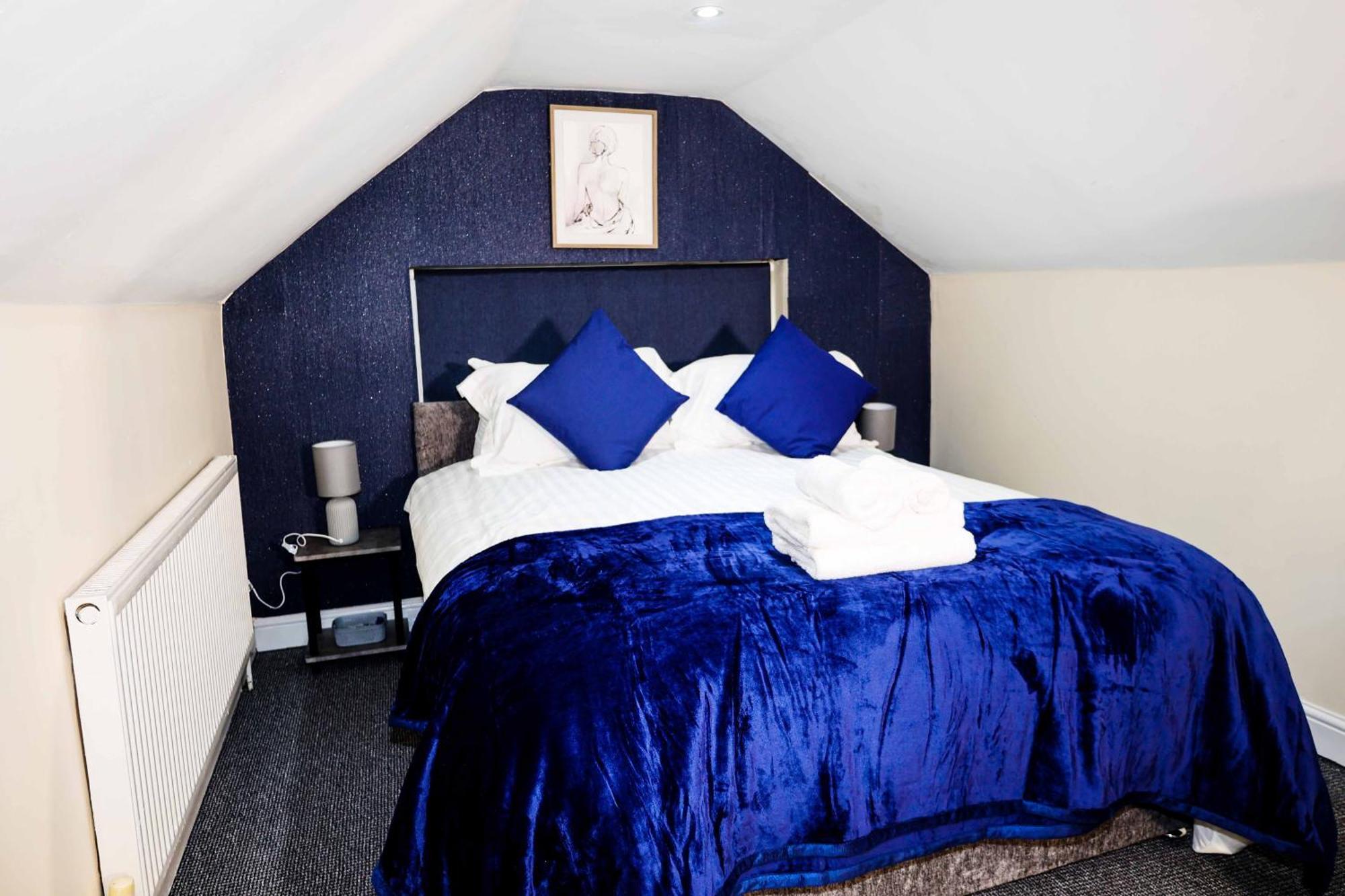 Lausory King Bed Living Your Luxe Home Away Нотингам Екстериор снимка