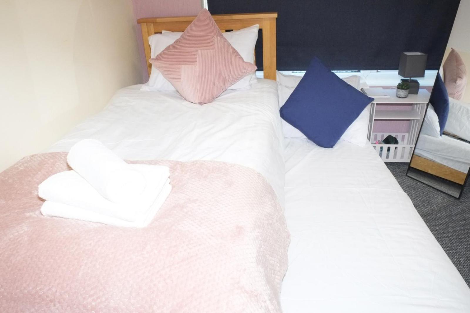 Lausory King Bed Living Your Luxe Home Away Нотингам Екстериор снимка